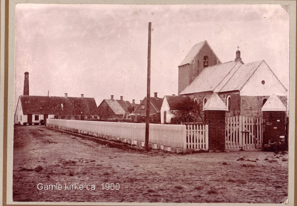 Den gamle kirke havde en levetid fra omkring år 1200 til 1905. Kirken er fotograferet i 1900, Fotogtafen står på hjørnet af kirkegade og bredgade med udsigt til mejeriet bygget i 1899.
