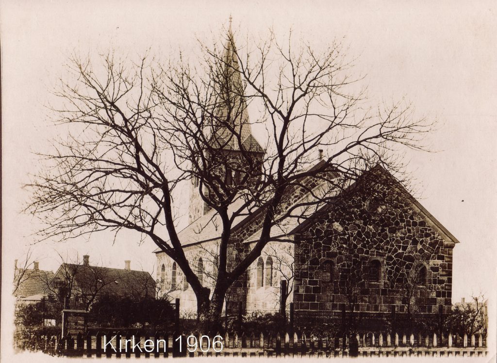 Det gamle træ slider sig gennem efterårsstormen undertiden i læ af den nye kirke fra 1905