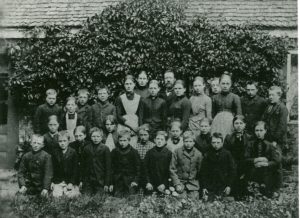 Elevbillede fra 1890 hvor lære Mikkelsen Tønning og hustru står bagerst midt i billedet 