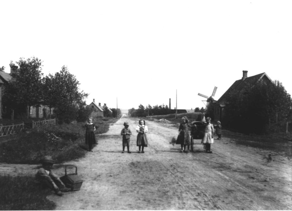 En af Bjergårds billeder fra hovedgaden i Hammerum først i 1900 med hans eget hus til højre i billedet