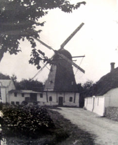 Katrinebjerg mølle efter den er flyttet til Hammerum by i 1885