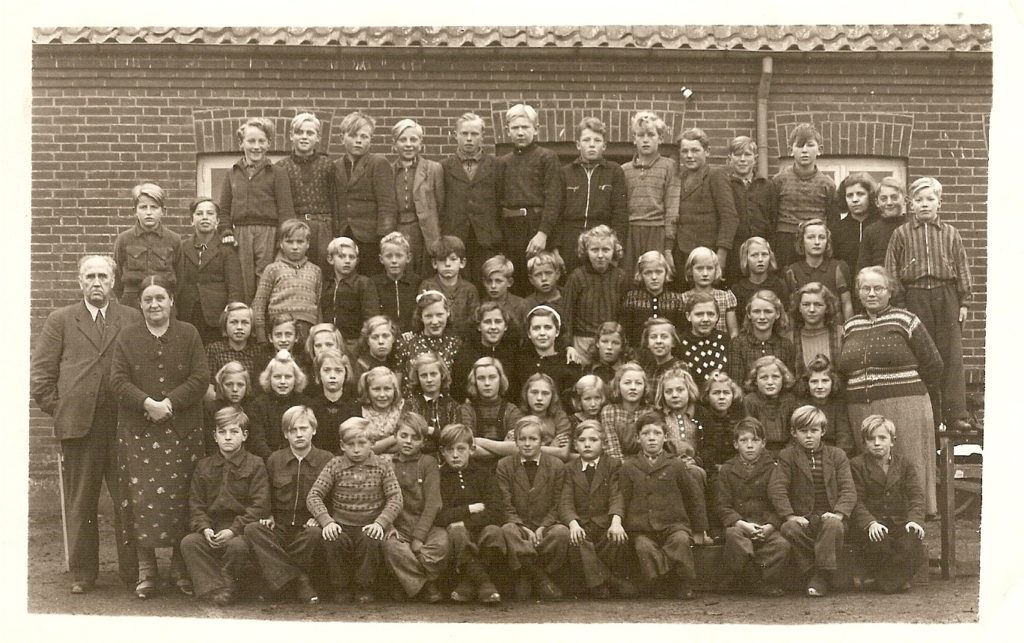 Over Feldborg skole ca. 1945. Mange af elevernes navne findes på Lokalarkivet i Aulum