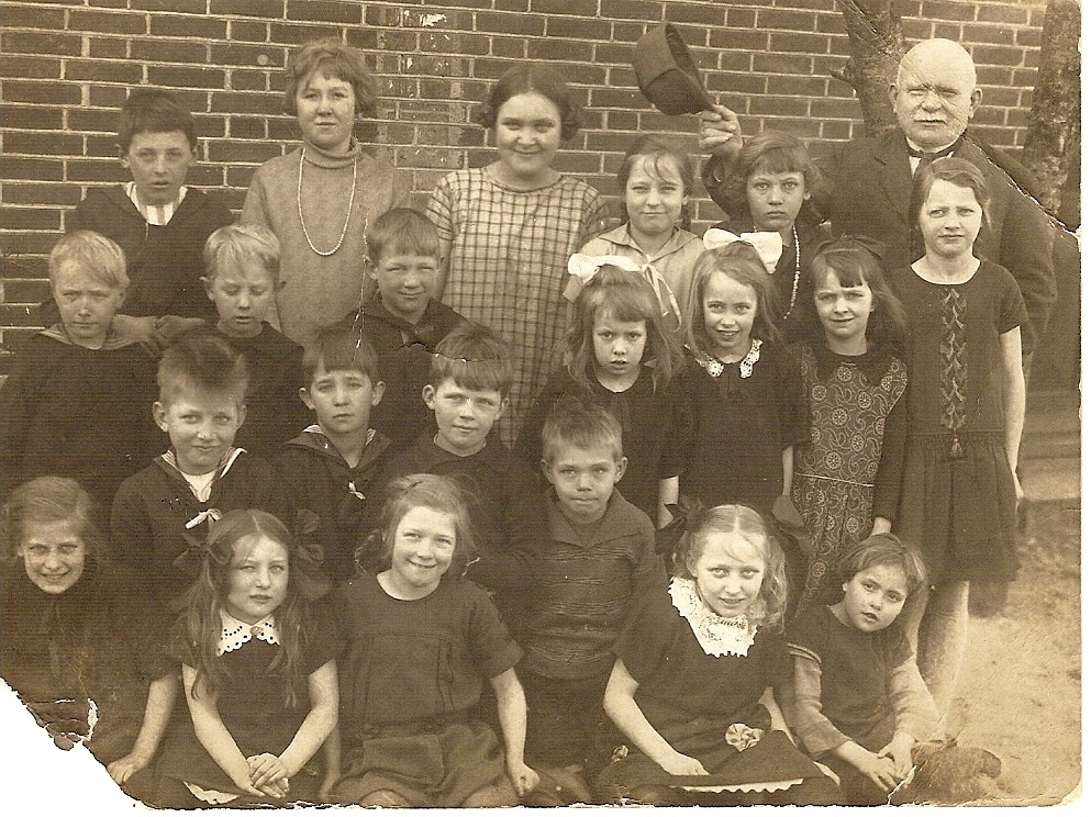 Elever fra Neder Feldborg skole 1927-28 Fotoet er en gave fra Petra Mortensen