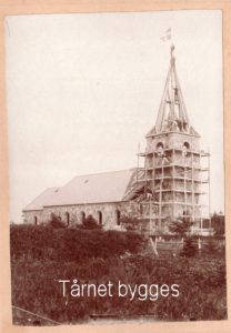 Som materialet til den nye kirke blev anvendt, hvad der kunne flyttes over fra den gamle. Det gjalt først og fremmes de sten, der dannede ydermuren. Billedet er lidt speciel, for ud over, det viser tårnkonstruktionen, kan man ved forstørrelse af billedet eller med lup se de folk der byggede tårnet.