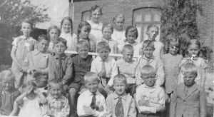 Døvling skole ca. 1930 linje 1 fra oven, 1 fra venstre: Mary i Green linje 2 fra oven 1 fra venstre: Alma Jakobsen 2 : Katrine Bøjlesen (Kristensen) 3 : ? 4 : Betty Vestergaard 5 : Karla 6 : ? 7 : ? 8: Anna til Th. Petersen 3 fra oven 1 fra venstre: ? 2: Åge Ronnum (Jakobsen) 3: Jens Olsen 4: Charles Bøjlesen (Kristensen) 5: ? 6: ? 7: Kaja Vestergaard 8: Maren Elisabeth Vestergaard, Sdr. Ommevej 22, Døvling 4 1 fra venstre: Mie Bøjlesen (Kristensen) 2: Camilla Hansen (Skolelærer Hansens Datter) 3: Jakob Hansen (skolelærerens søn) 4: Gunnar Bøjlesen (Kristensen) 5: Kristen Rahbek (Andreas søn) 6: Andreas Olsen (Far Valdemar Olsen) 