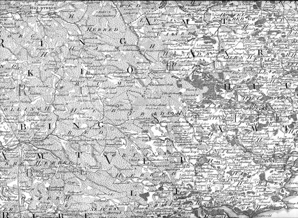 Udsnit af det gamle kort; man kan godt følge vejene til Horsen og Veile fra Holstebro som to parallele linier. Holstebro-Horsens-vejen passerer: Aulum, Nybro Mølle, Sunds Kirke, Gjelleruplund, Gjellerup Kirke, Ikast Kirke, Grøde, Lille Hjøllund, Vrads Kirke, Løve, Grædstrup, Ring og Nim. Holstebro-Veile-vejen Passerer: Vejen Mølle, Aulum, Sinding gdr., Tørring Kirke, Herning gl-Kirke, Rind, Fløe, Arvad Mølle, Brande Kirke, Riis, Givskud Kirke, Jelling, Højgaard. I det store og hele følger de nuværende veje de gamle veje.