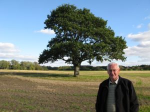 Jens Østergaard ved familiens gamle Egetræ