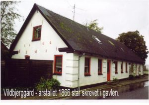 Stuehuset, som det ligger i dag. Det er vedligeholdt og modernisteret og med årstallet 1866 stående på gavlen.Umiddelbart er det svært at, hvor det lå i bybilledet 1866.