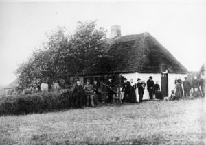 Lynghuset - nærmere betegnet ejendommen på Sejlsigvej 10 i Ørre, hvor artiklens forfatter Hans Ansbjerg boede det meste af sit liv. Hans Ansbjerg er formentlig et af børnene på billedet. Han har skrevet adskillige spændende beretninger fra Ørre-egnen i gamle dage.