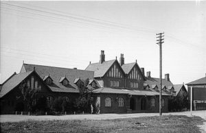 Facaden på Herning Banegård set fra Fonnesbechsgade. Bygningen opført 1906. 