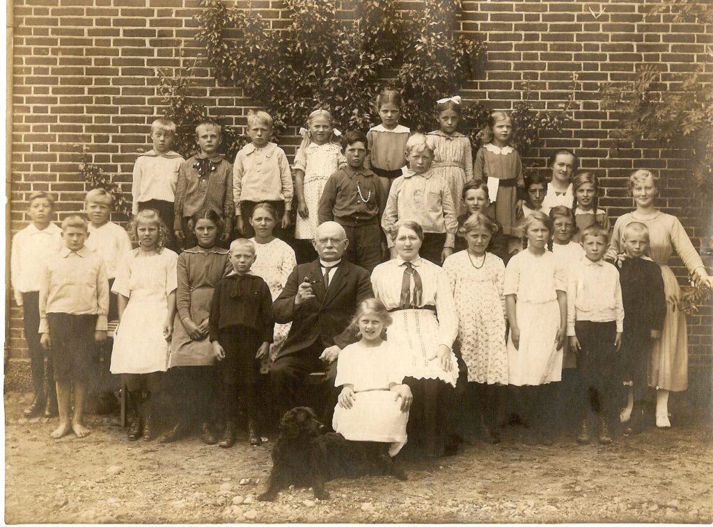 Lærer Henrik Holm og fru Holm med skoleeleverne i Neder Feldborg Skole 1920. Billedet er afleveret af Jens Sanggaard, Haderup, til lokalarkivet i Aulum