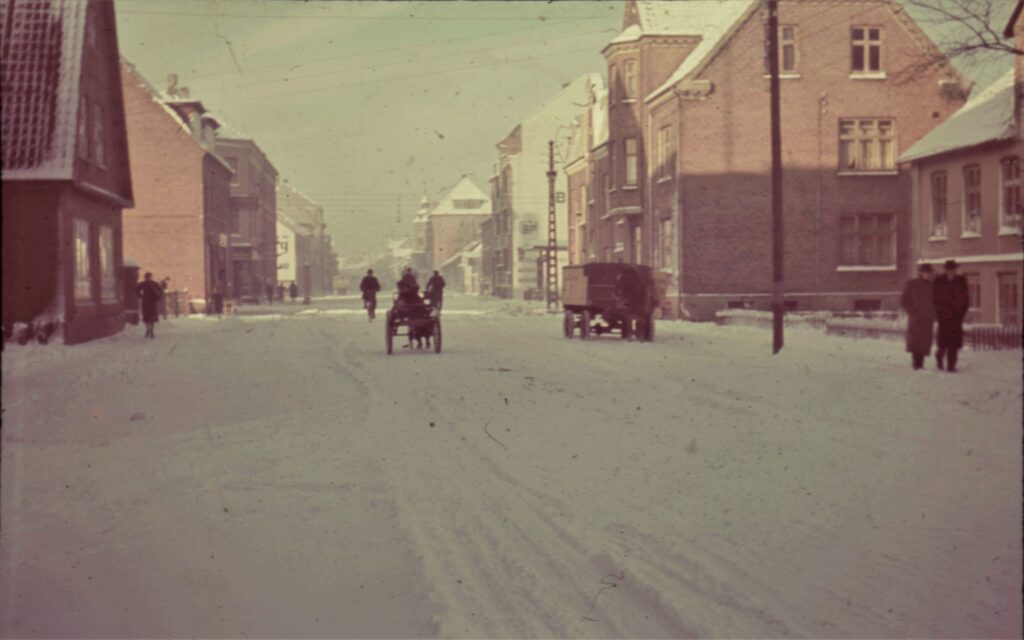 Billedet viser Silkeborgvej i sne, set mod vest. Motivet med den hestetrukne mælkevogn er foreviget af S. Hebsgaard den 2. december 1944 kl. 10.30.
